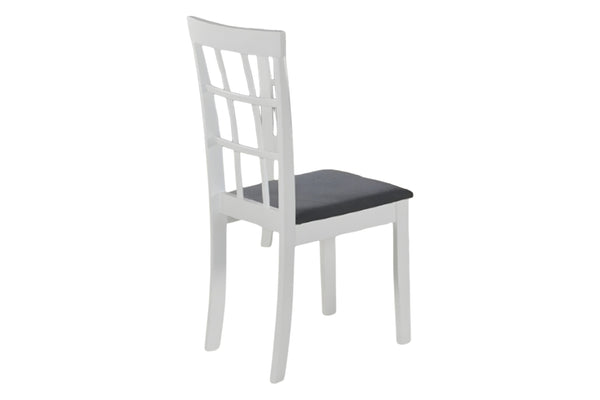 Silla blanca con un cojín negro sobre fondo blanco.