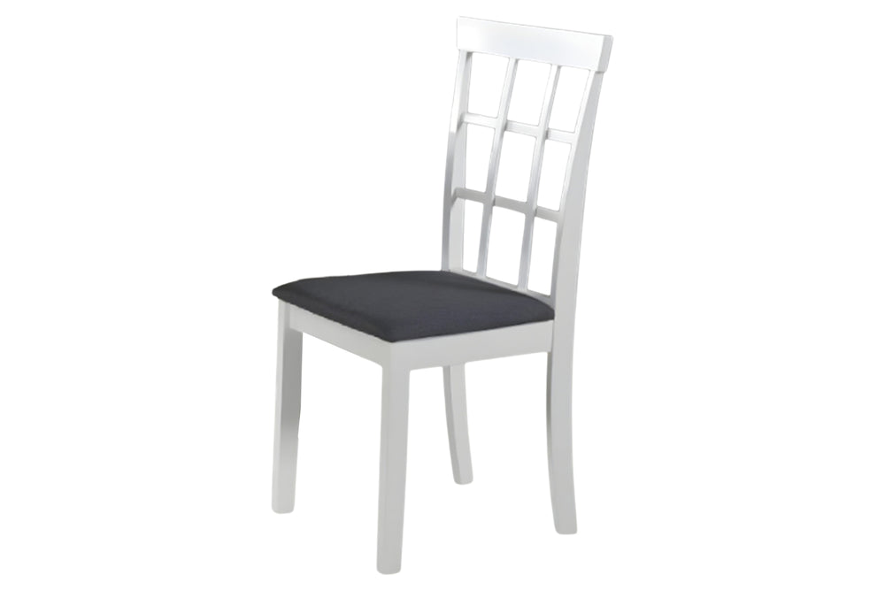 Silla blanca con un cojín de asiento negro sobre un fondo blanco.