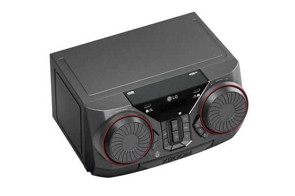 Sistema de audio LG negro con detalles en rojo sobre fondo blanco.
