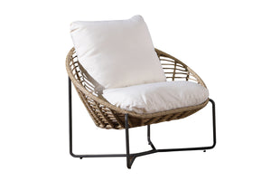 Sillas para patio exterior con cojines blancos