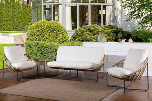 Sofá y dos sillas para patio exterior con cojines blancos