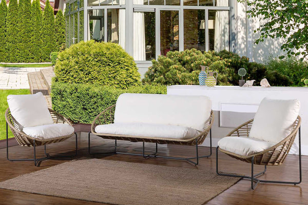 Sofá y dos sillas para patio exterior con cojines blancos