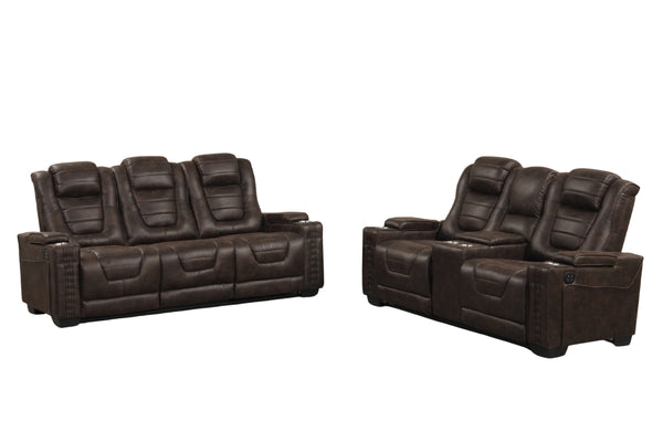  Sofá y loveseat reclinable, marrón oscuro, brazos anchos, costuras decorativas y controles laterales eléctricos.”