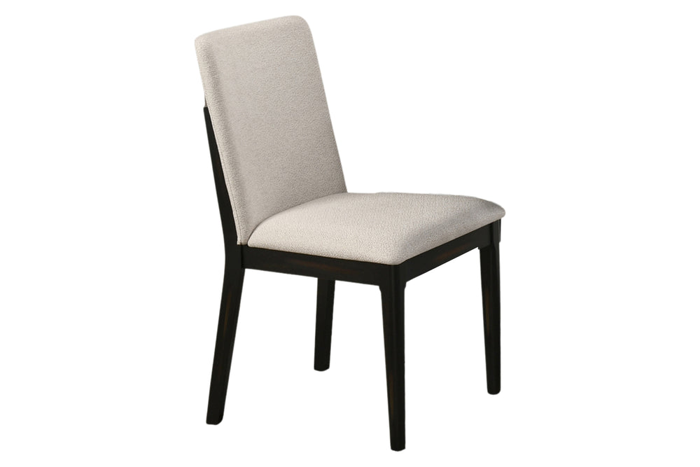 Silla con asiento y respaldo acolchados en color beige sobre fondo blanco