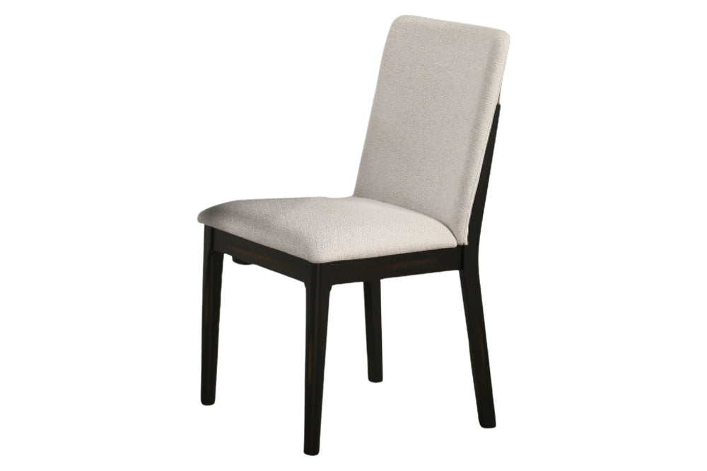 Silla con asiento y respaldo acolchados en color beige sobre fondo blanco