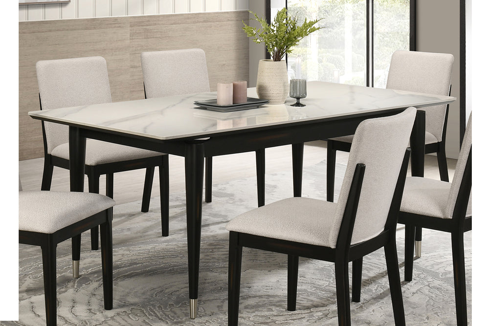 Mesa de comedor con  sillas sobre suelo de mármol.