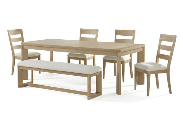 Mesa crema y deslizante con cuatro sillas y bench con acolchado blanco en fondo blanco. 