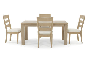 Mesa deslizantes con cuatro sillas en fondo blanco. 