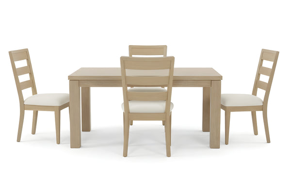 Mesa deslizantes con cuatro sillas en fondo blanco. 