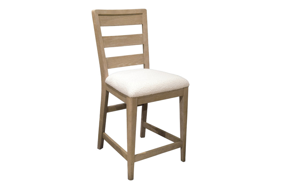 Taburete en marco marrón con respaldar y reposapiés con acolchado crema en un fondo blanco. 