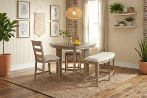 Juego de comedor de estilo natural con mesa redonda de madera clara, dos sillas tapizadas y banco acolchado, ambientado en un espacio luminoso con decoración boho, plantas y detalles en tonos neutros.