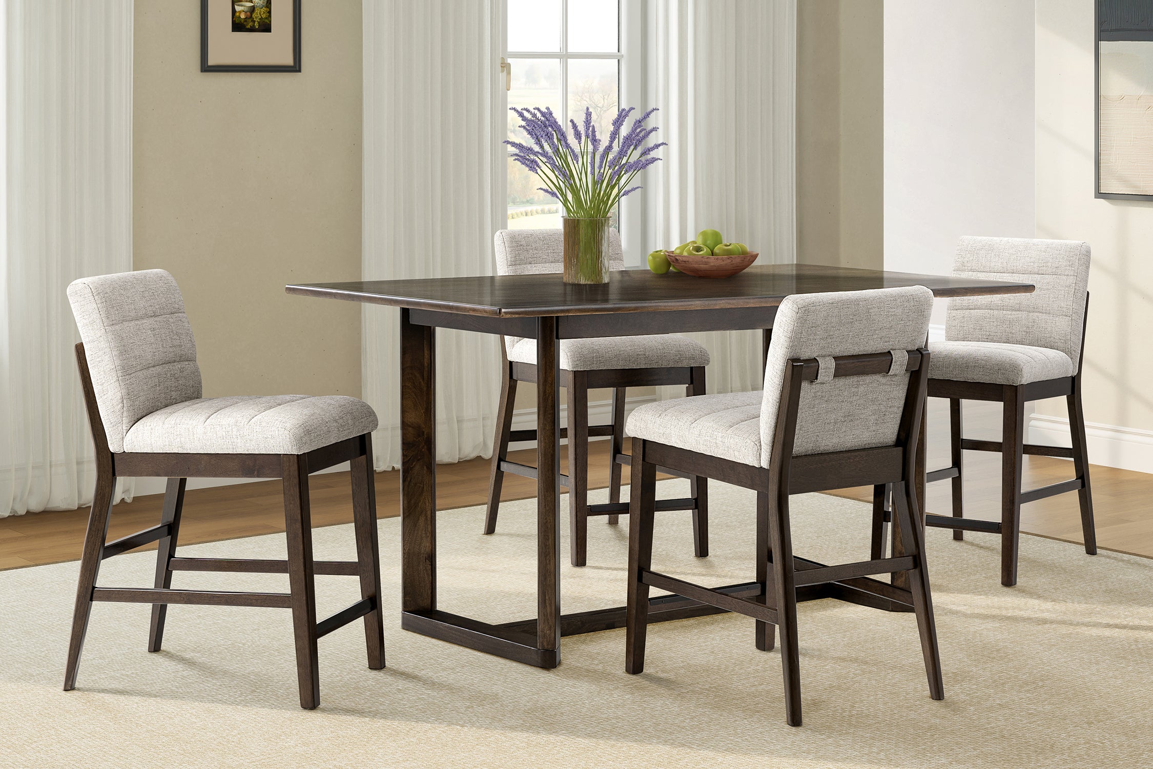 Mesa de comedor marrón oscuro con sillas marrones y con acolchados grises en una sala de comedor neutral. 