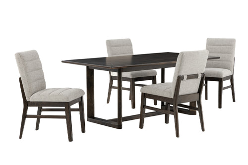 Mesa rectangular de marrón oscuro con cuatro sillas de marco marrón oscuro con acolchado gris en fondo blanco. 