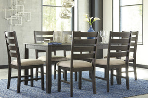 Un juego de comedor de siete piezas en madera de color marrón oscuro, compuesto por una mesa y seis sillas con respaldo de listones horizontales y asientos tapizados en beige, exhibido sobre una alfombra azul texturizada en un comedor de estilo moderno.