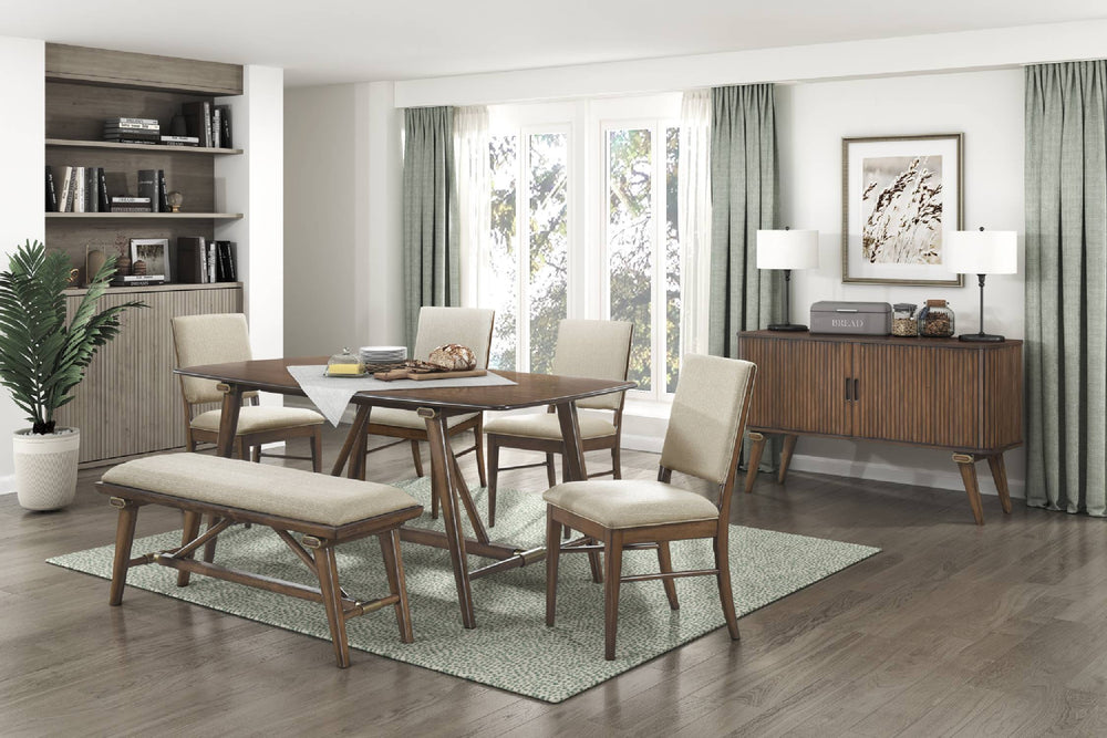 Mesa rectangular de color marrón oscuro con cuatro sillas con acolchado gris y de marco marrón con bench en fondo blanco. 