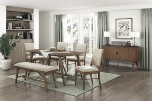 Mesa rectangular de color marrón oscuro con cuatro sillas con acolchado gris y de marco marrón con bench en una sala de comedor con ventanas y objetos decorativos. 