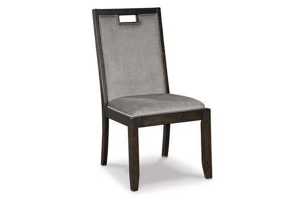 Silla de comedor con asiento y respaldo alto tapizados en tela gris, estructura y patas de madera oscura y abertura rectangular en la parte superior del respaldo.
