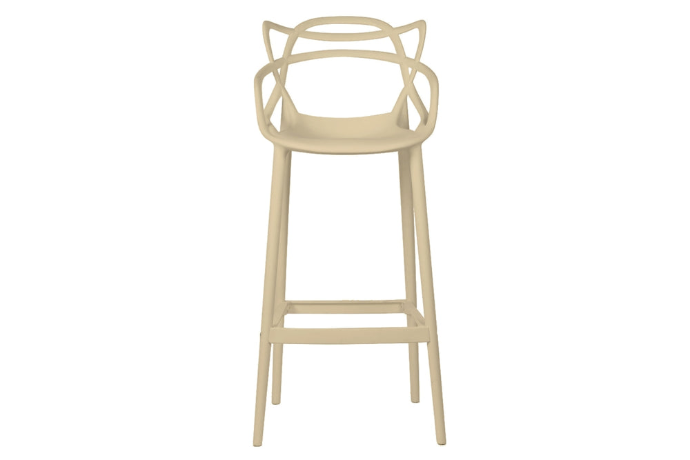 Taburete de color rojo de plástico en fondo blanco. 