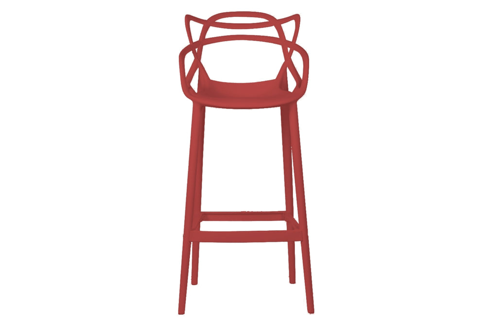 Taburete de color rojo de plástico en fondo blanco. 