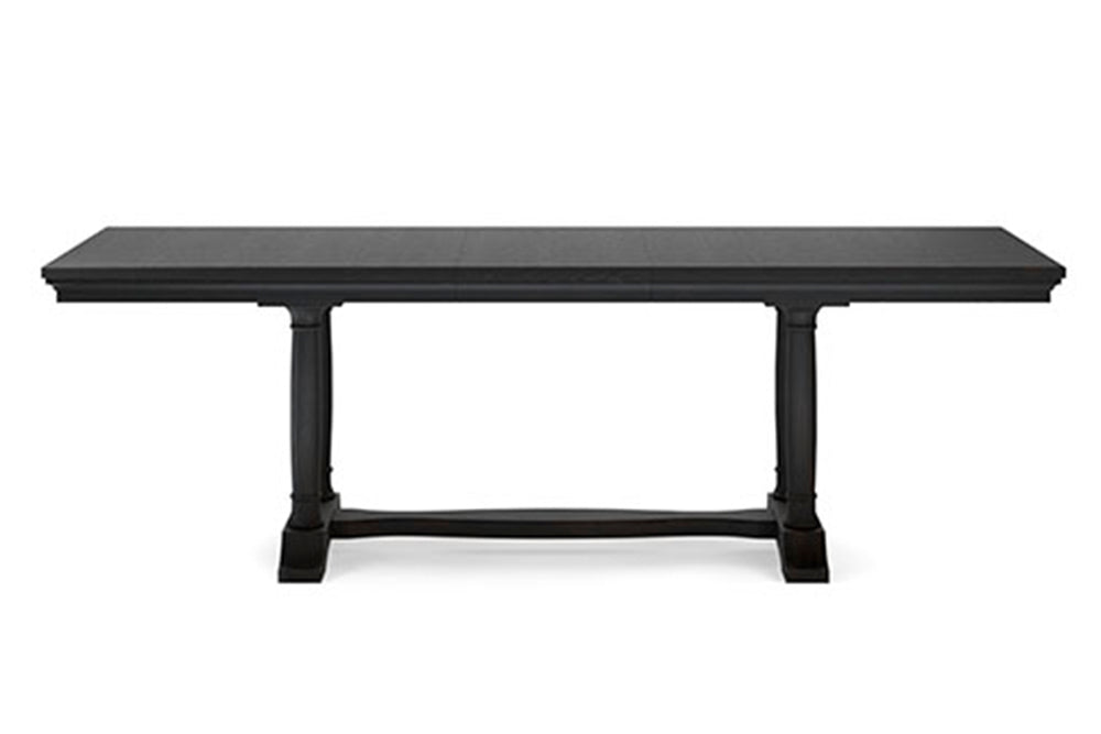 Una mesa de comedor de madera negra con tablero rectangular y patas de pedestal torneadas, presentada sobre un fondo blanco liso.