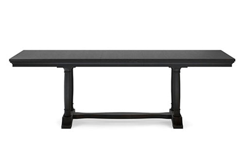 Una mesa de comedor de madera negra con tablero rectangular y patas de pedestal torneadas, presentada sobre un fondo blanco liso.