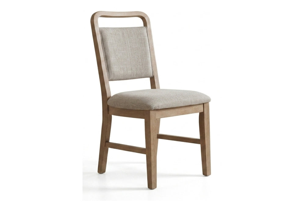 Silla de madera con cojín gris sobre fondo blanco.
