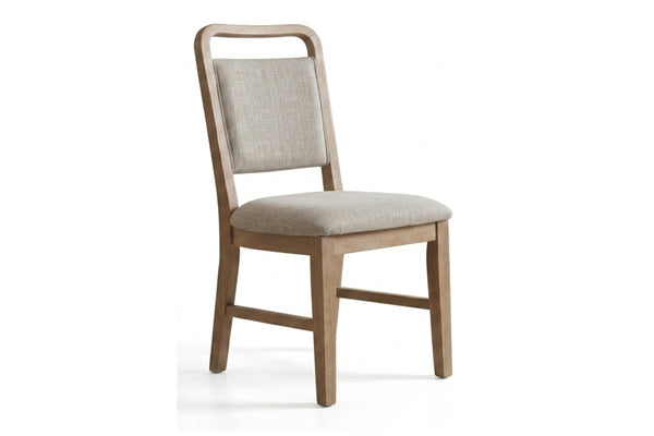 Silla de madera con cojín gris sobre fondo blanco.