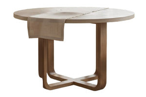 Mesa redonda de madera con acabado claro sobre fondo blanco.