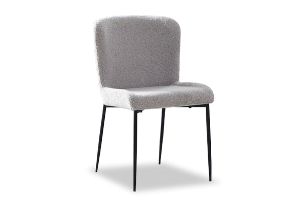 Silla tapizada gris con patas negras sobre fondo blanco.