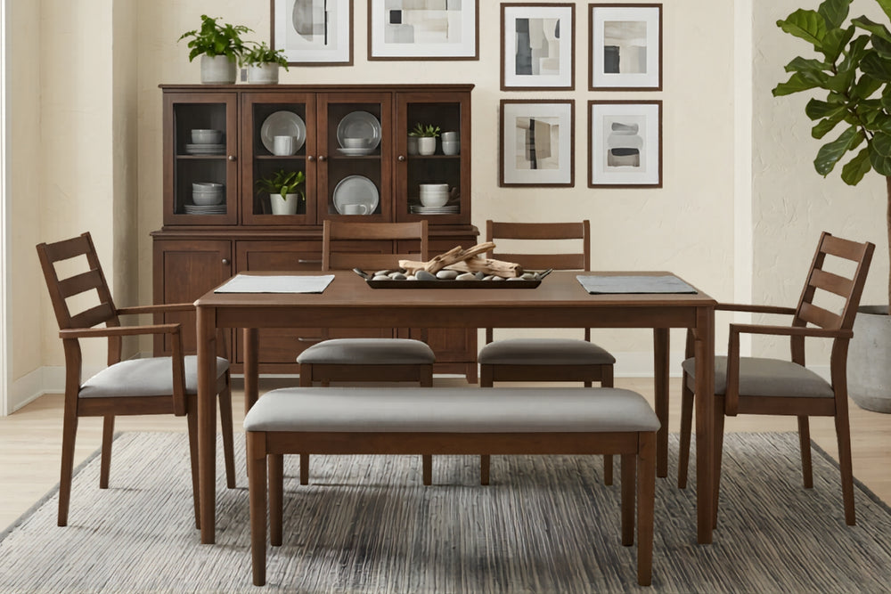 Mesa rectangular de color marrón oscuro con cuatro sillas con acolchado gris y con bench en fondo blanco. 