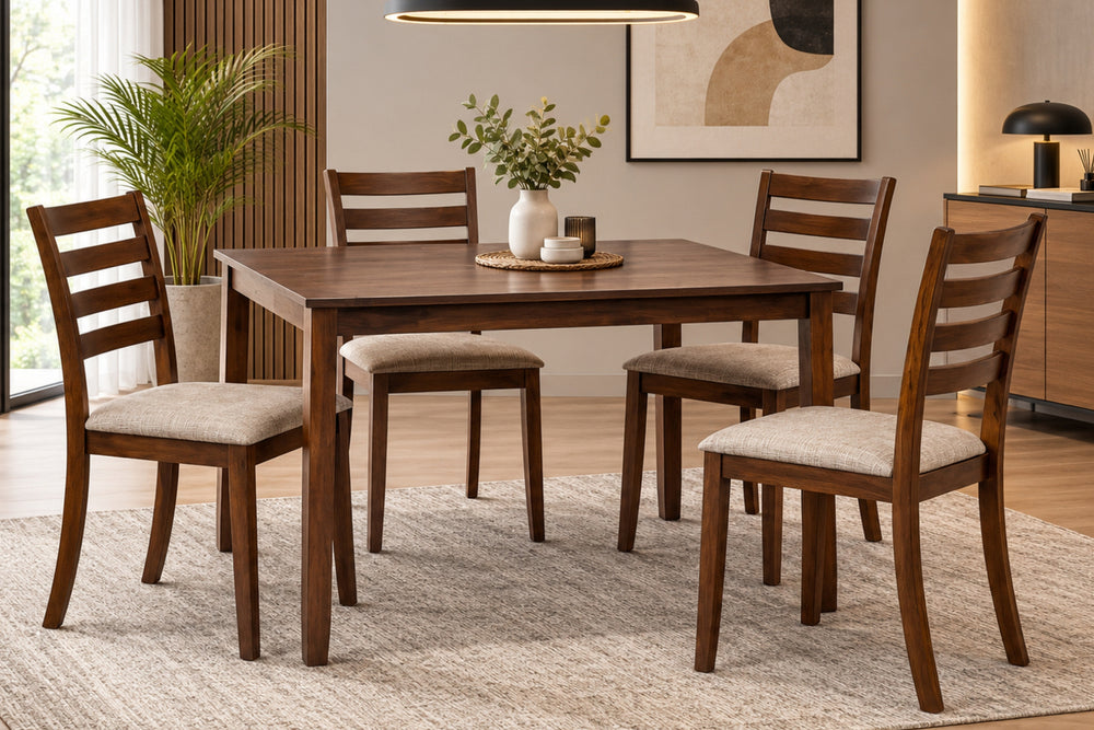 Un juego de comedor de madera de 5 piezas que incluye una mesa rectangular y cuatro sillas a juego de respaldo alto con listones y asientos tapizados en beige, presentado en un ambiente de comedor moderno y bañado por la luz del sol.