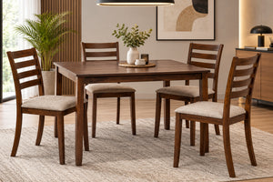 Un juego de comedor de madera de 5 piezas que incluye una mesa rectangular y cuatro sillas a juego de respaldo alto con listones y asientos tapizados en beige, presentado en un ambiente de comedor moderno y bañado por la luz del sol.