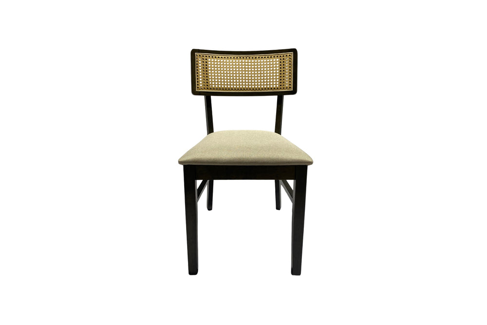 Silla con respaldo de mimbre y cojín beige sobre fondo blanco