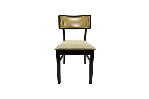 Silla con respaldo de mimbre y cojín beige sobre fondo blanco