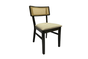 Silla con respaldo de mimbre y cojín beige sobre fondo blanco