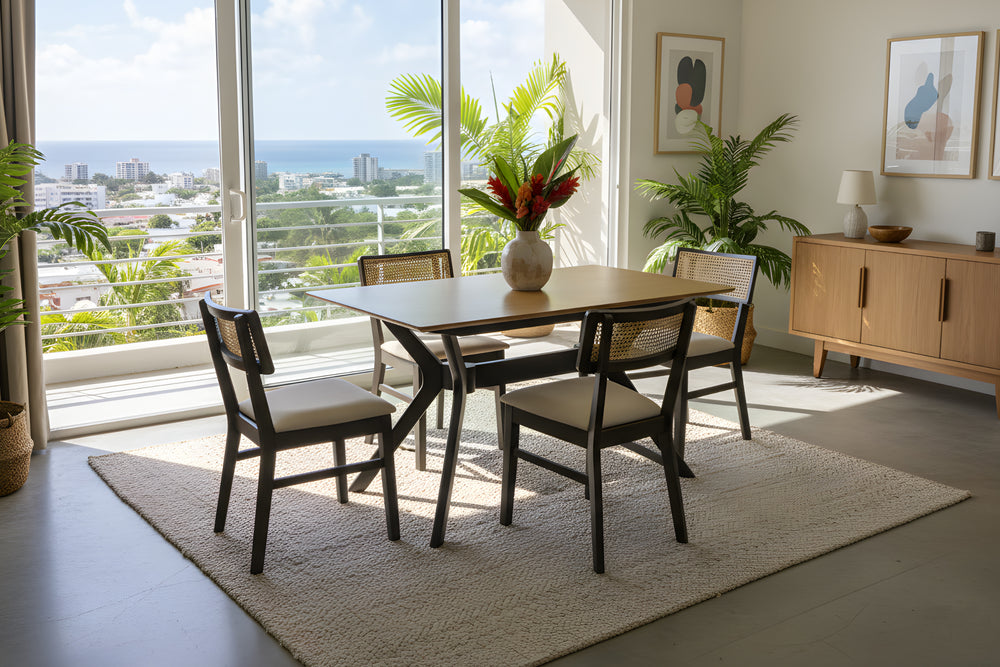 Mesa rectangular  de comedor con cuatro sillas sobre un fondo blanco.