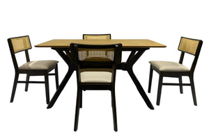 Mesa rectangular  de comedor con cuatro sillas sobre un fondo blanco.