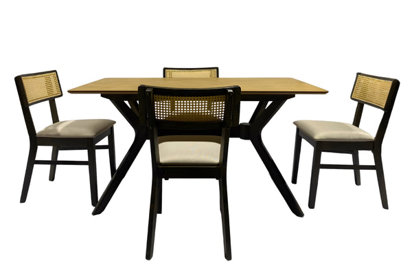 Mesa rectangular  de comedor con cuatro sillas sobre un fondo blanco.