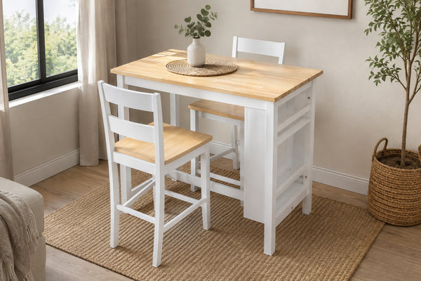 Una pequeña mesa alta blanca con tablero de madera clara y dos sillas blancas a juego con asientos de madera clara, mostradas en una habitación luminosa con ventana, alfombra y una planta en maceta.