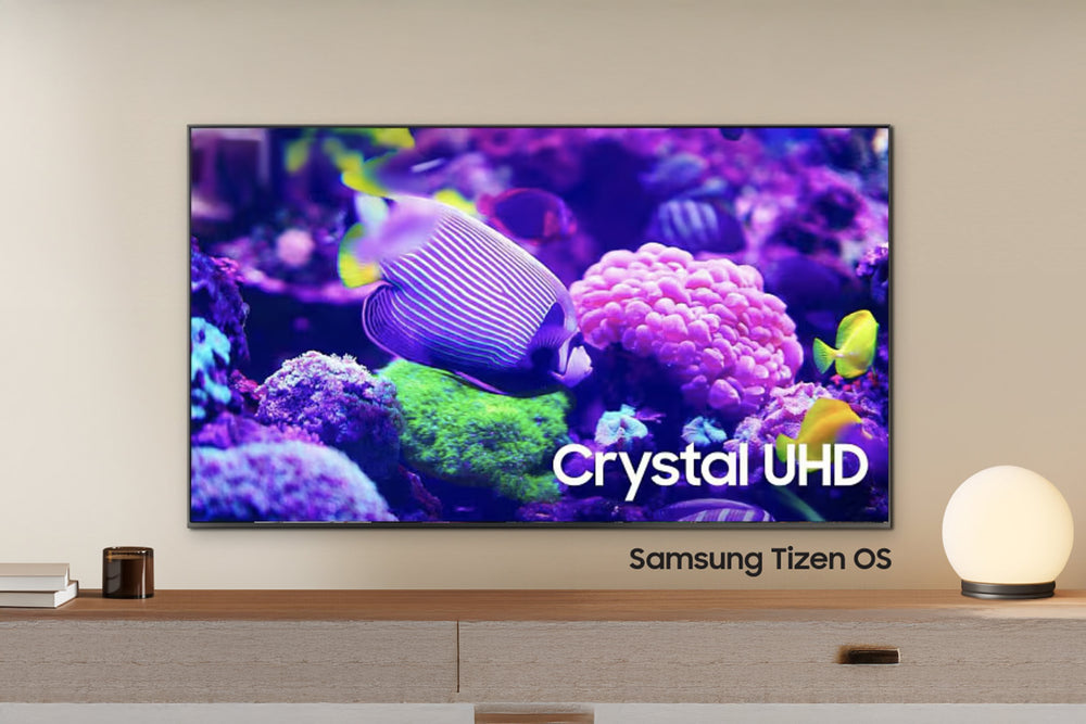 Televisor de pantalla plana con imagen de peces coloridos en la pantalla sobre un fondo blanco. 