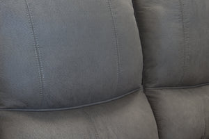 Sofá gris con detalles de costura visibles