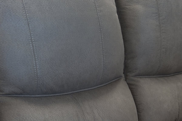 Sofá gris con detalles de costura visibles