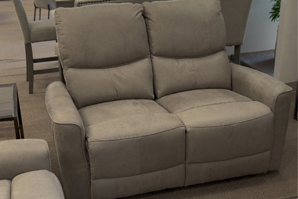 Sofá gris reclinable en una sala de exposición
