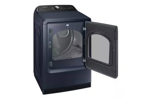 Secadora azul con puerta abierta sobre fondo blanco