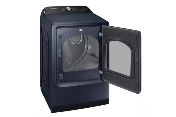 Secadora azul con puerta abierta sobre fondo blanco