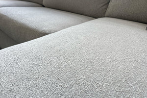 Primer plano de un sofá gris texturizado.
