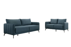 Juego de sala moderno en tela azul, compuesto por sofá y loveseat, con cojines amplios, brazos acolchados con líneas verticales y patas metálicas negras.