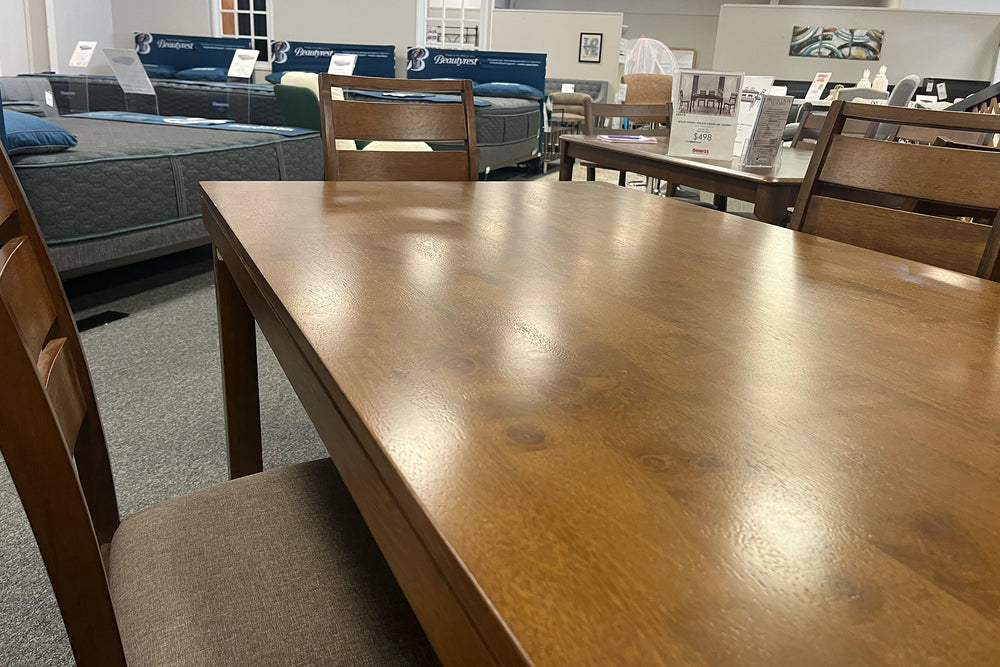 Mesa de comedor de madera sobre fondo blanco.