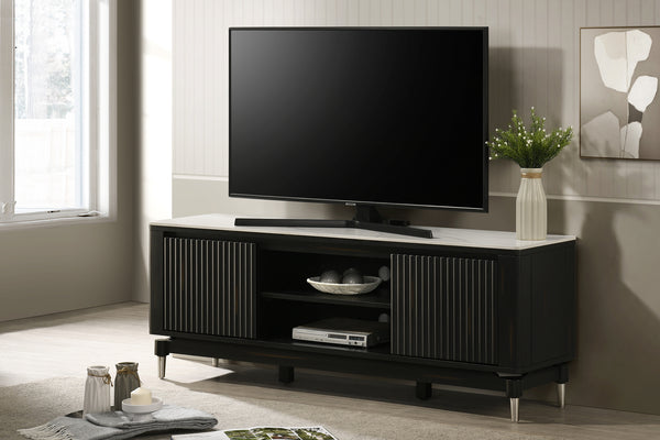 TV stand negro con televisor de pantalla plana en un salón.