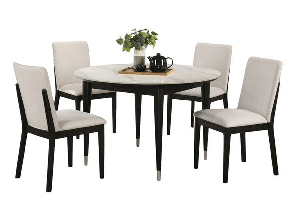 Juego de comedor de 5 piezas que incluye una mesa redonda con tablero de mármol blanco y patas negras, y cuatro sillas a juego de respaldo alto con asientos tapizados en beige claro y estructura negra; se muestra sobre un fondo blanco.